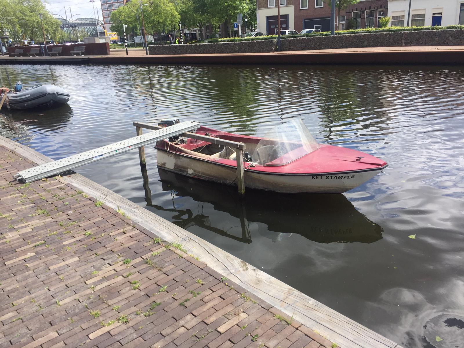 Leuk klein polyster boot met stuur en 9pk motor( ) | Een boot