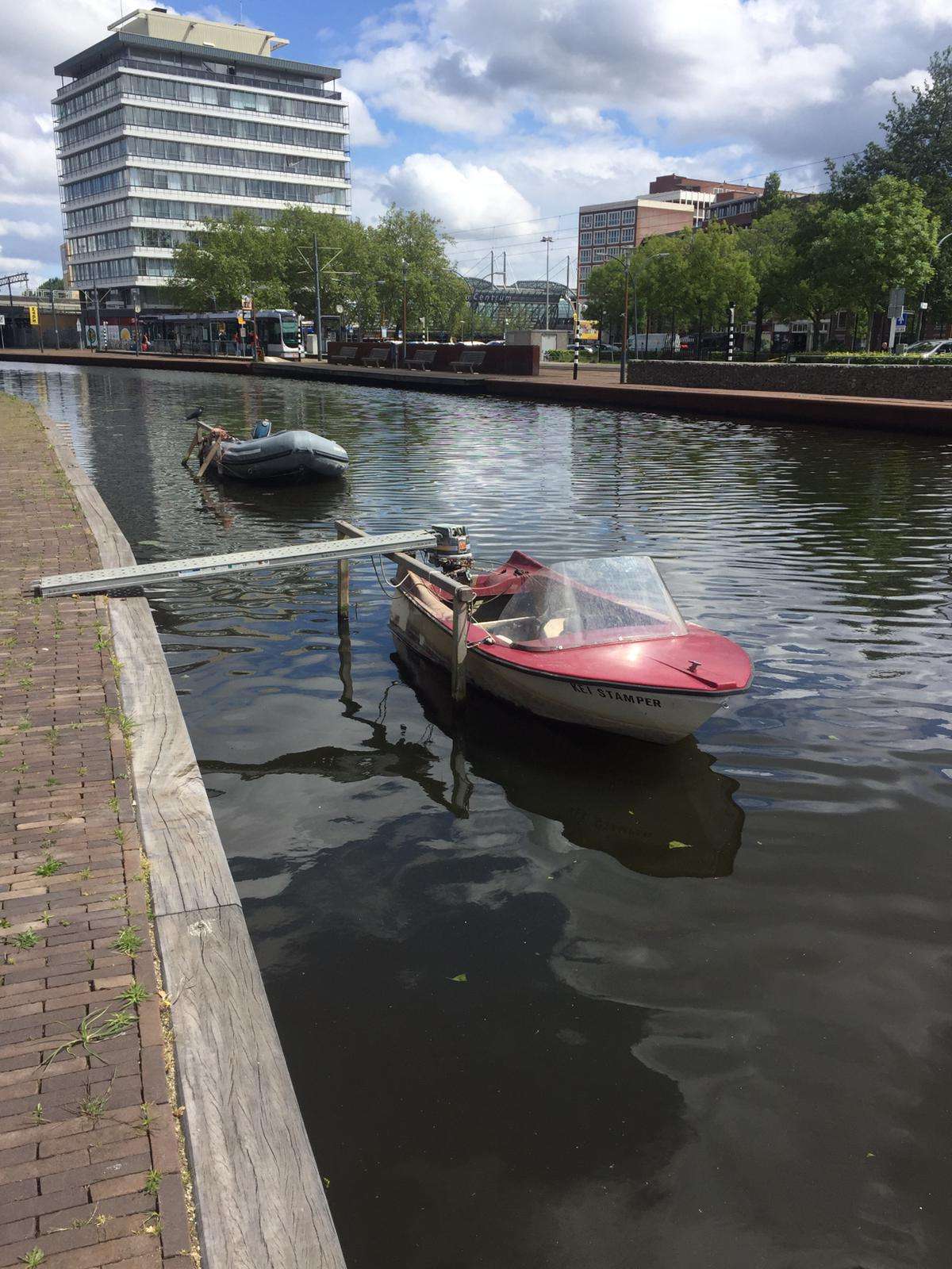 Leuk klein polyster boot met stuur en 9pk motor( opknapper )