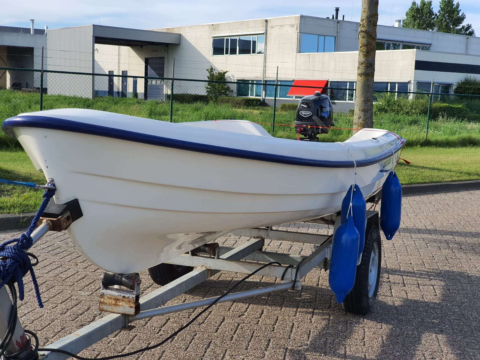 Vis/toer bootje complete set met motor en trailer VAARKLAAR 