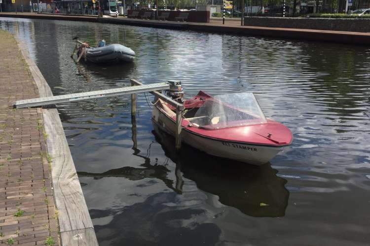 Leuk klein polyster boot met stuur en 9pk motor( opknapper )