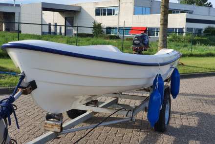 Vis/toer bootje complete set met motor en trailer VAARKLAAR 