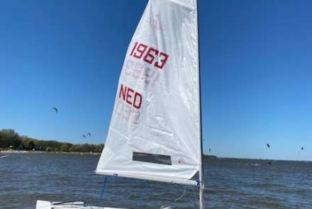 Flash (Splash Red) volledig opgetuigd. Splash Bleu zeil met giek inclusief.
